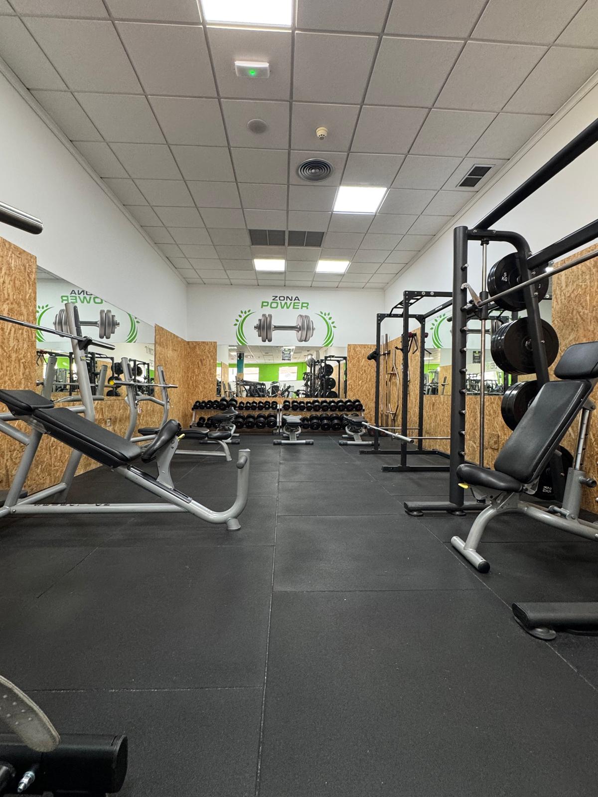 Máquinas de gimnasio en Entrena-T Fitness & Wellness