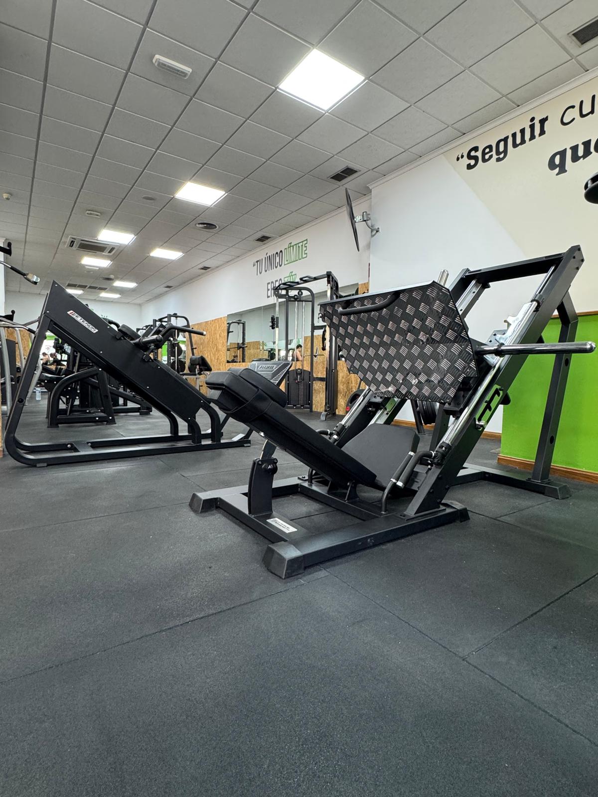 Máquinas de entrenamiento en la sala de fitness de Entrena-T